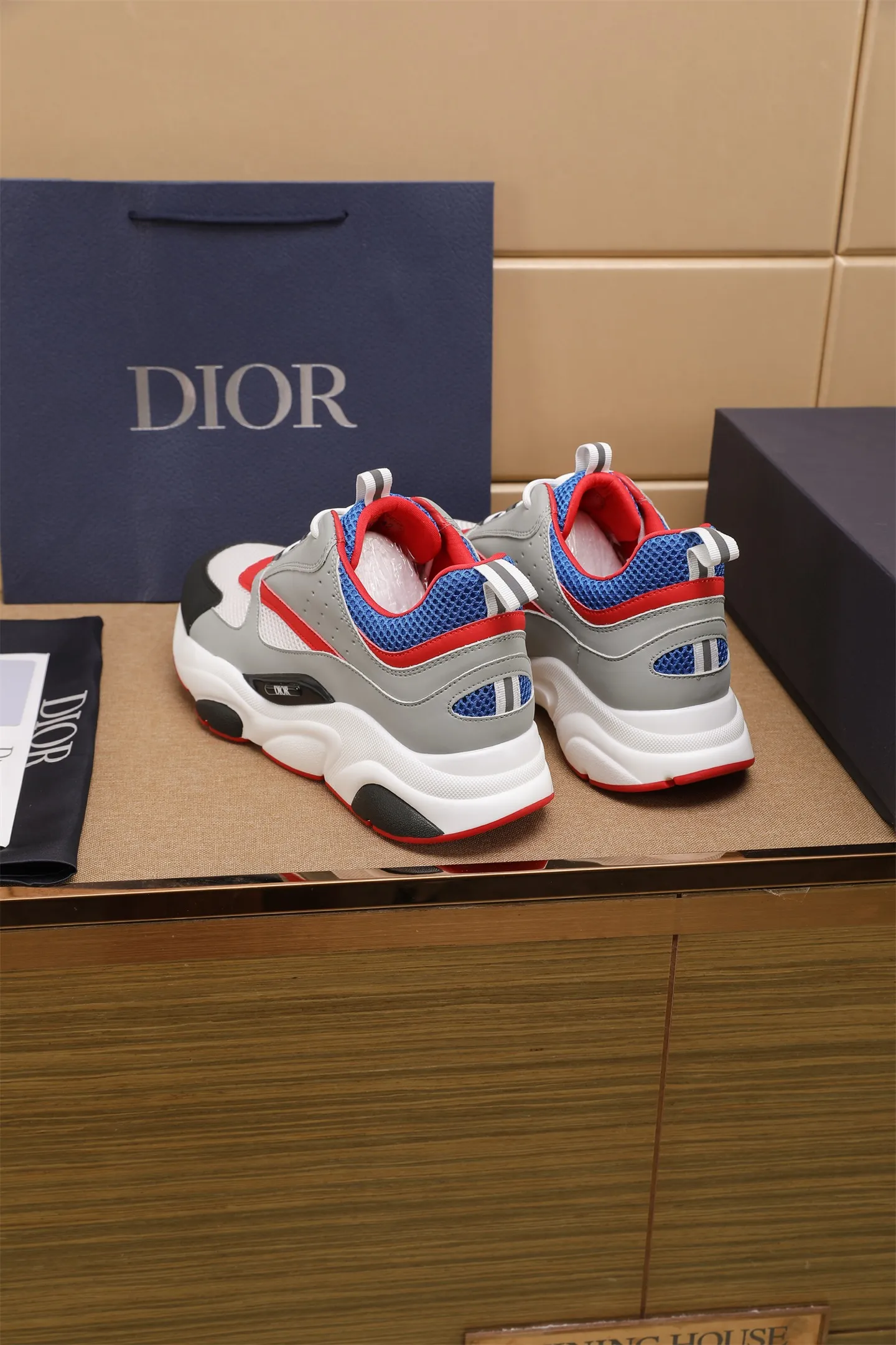 Factory price: 460💰Dior’s top version of D’s b22 men’s sports shoes. Inspired by retro running styles, the chunky low-top silhouette features gray calf leather and blue and white mesh fabric uppers, atop a black, white and blue engraved rubber sole. Nylon ribbon accents the blue mesh tongue and heel counter, and a "dio~" logo appears on the side. Pair it with a suit for a striking contrast and add a sportswear-chic edge to your look. The thick sole can be about 4cm~ Size: 38-45, [46, 47 customized]